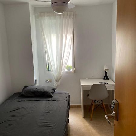 Single Room In My Apartment At The Beach Валенсия Экстерьер фото