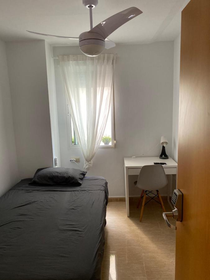 Single Room In My Apartment At The Beach Валенсия Экстерьер фото