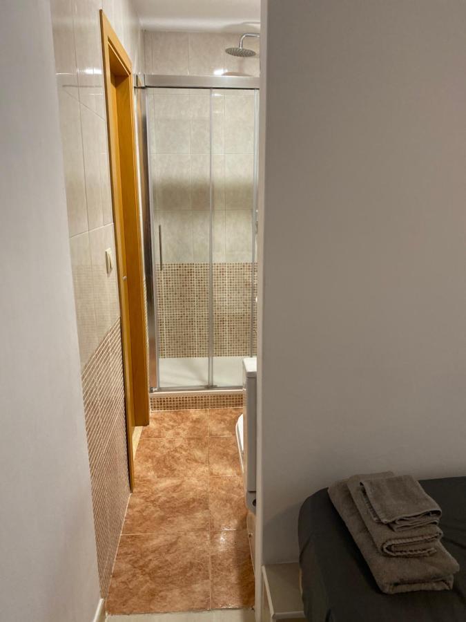 Single Room In My Apartment At The Beach Валенсия Экстерьер фото