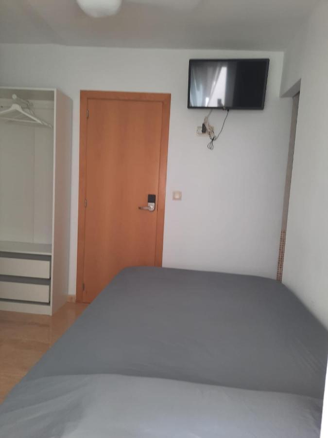 Single Room In My Apartment At The Beach Валенсия Экстерьер фото
