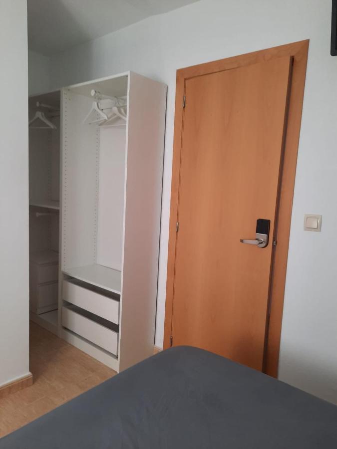 Single Room In My Apartment At The Beach Валенсия Экстерьер фото